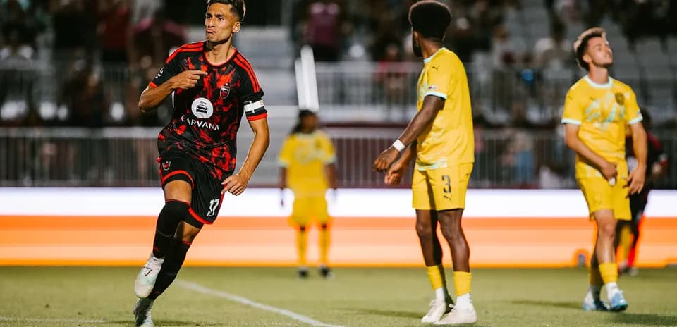 Jugador de New Mexico United celebra un gol