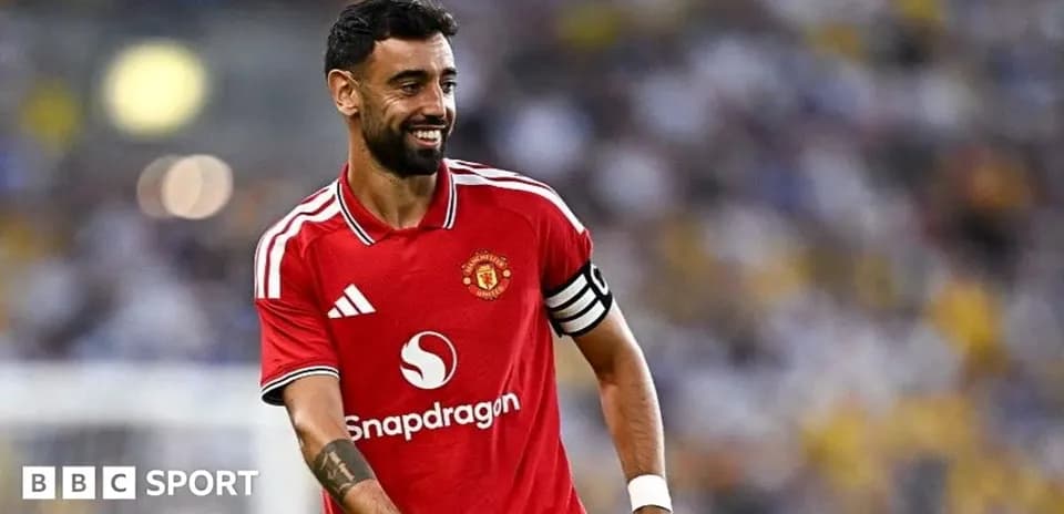 Jugador de Manchester United sonriente en el campo