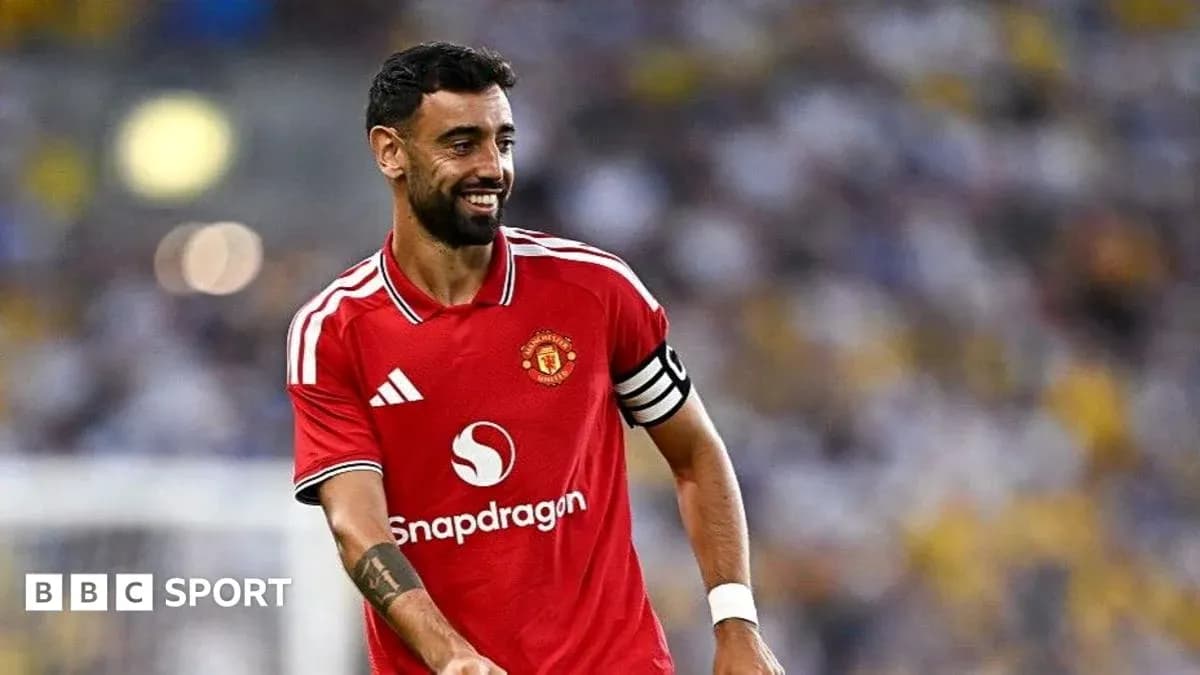 Jugador de Manchester United sonriente en el campo