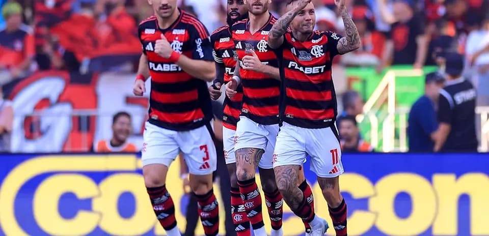 Jugadores de Flamengo celebrando un gol