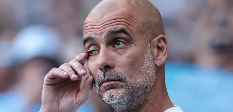 Entrenador revisando estrategia durante el partido