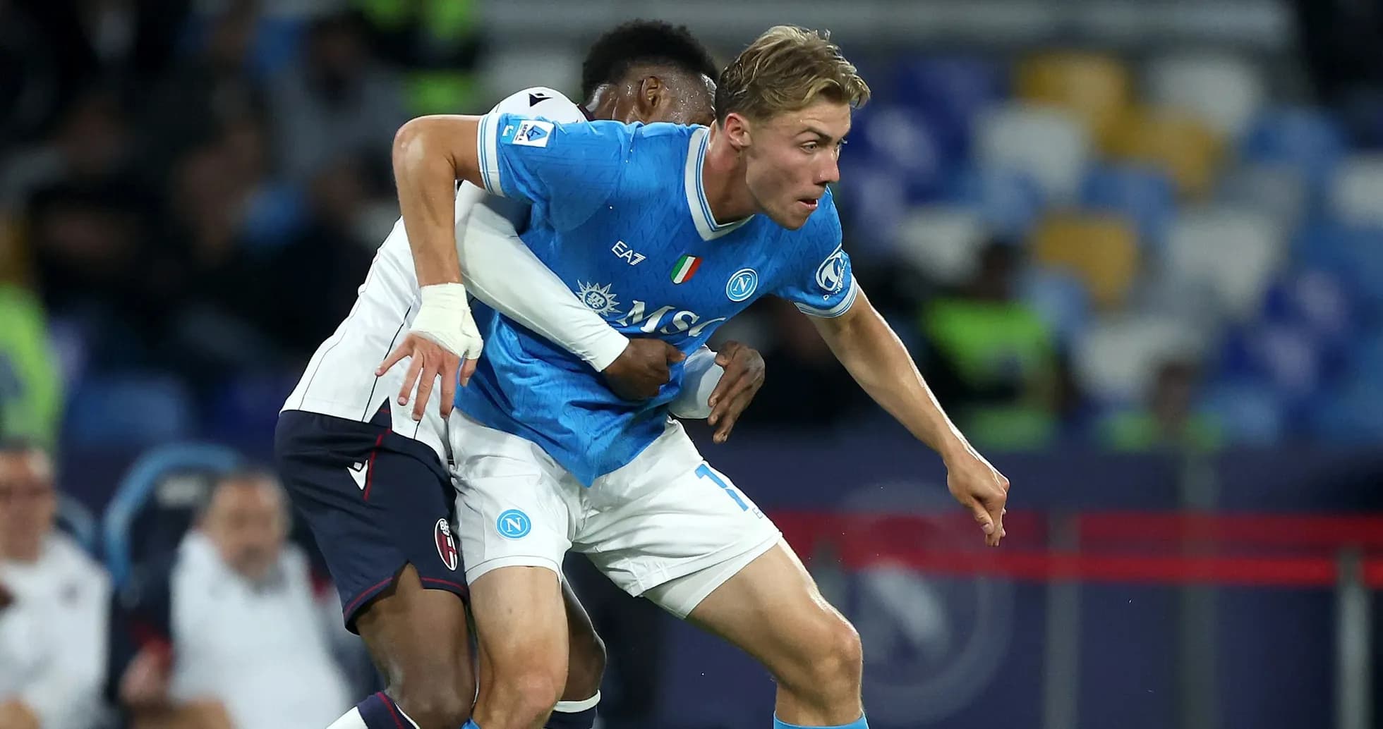 Jugador de Napoli luchando por el balón contra rival