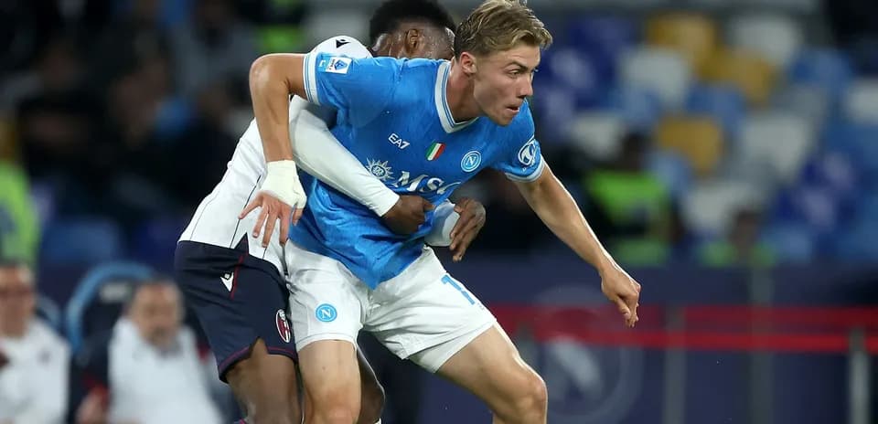 Jugador de Napoli luchando por el balón contra rival