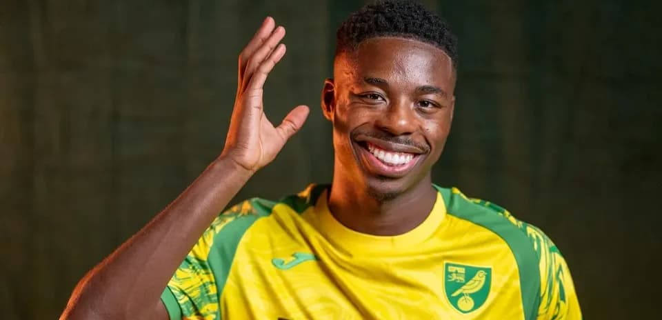 Jugador saludando en uniforme de Norwich City