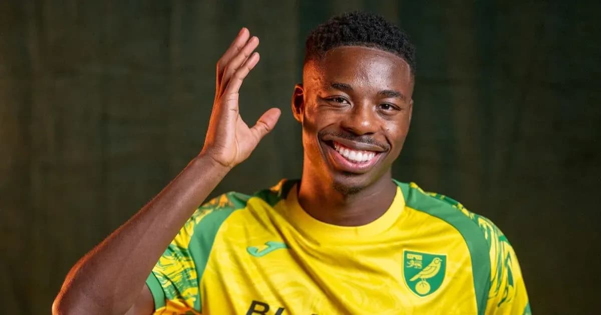 Jugador saludando en uniforme de Norwich City