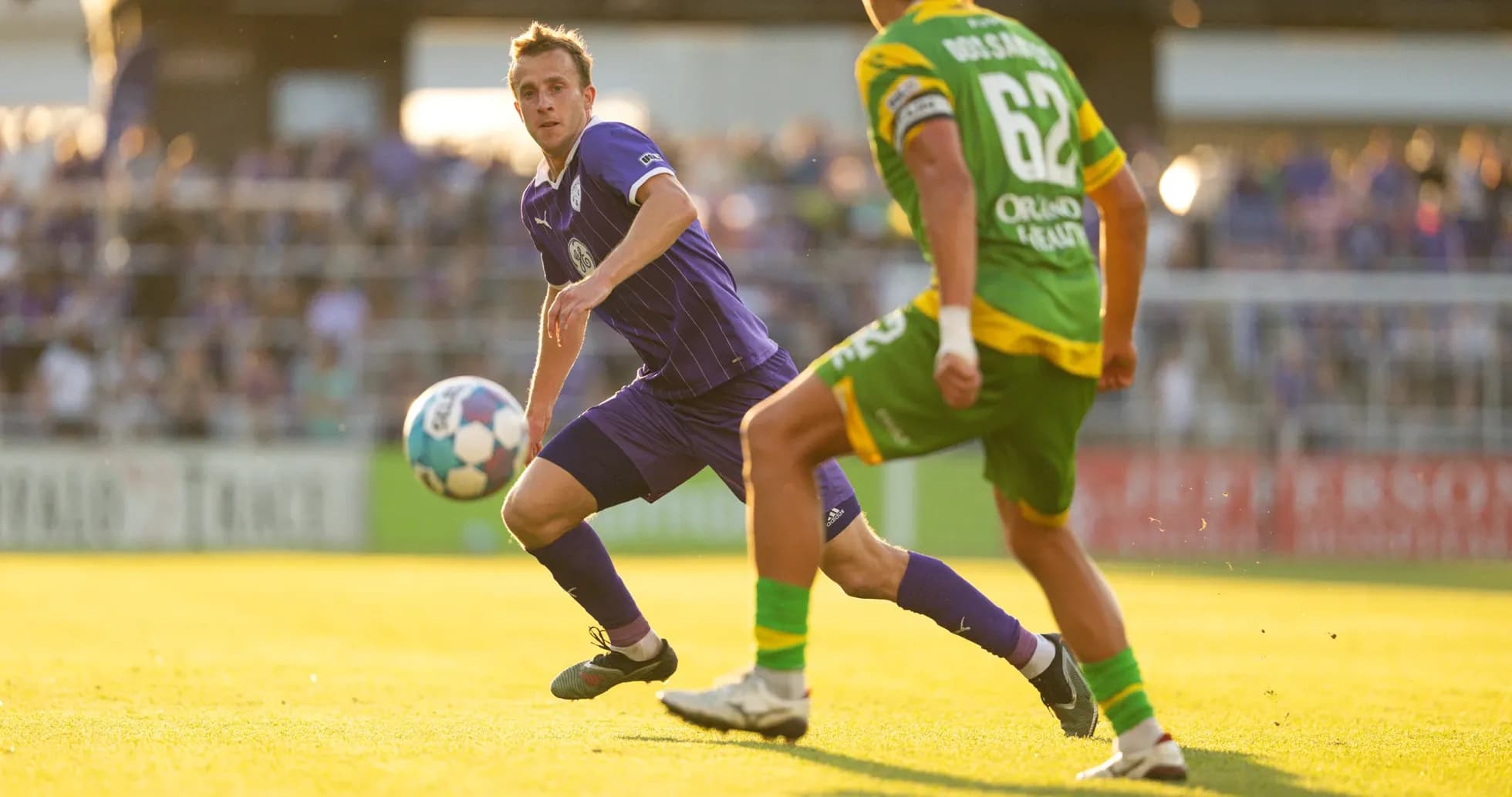 Jugador de Louisville City controla el balón