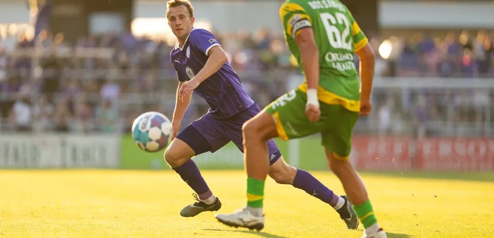 Jugador de Louisville City controla el balón