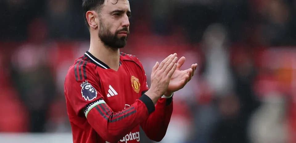 Bruno Fernandes aplaudiendo a los aficionados