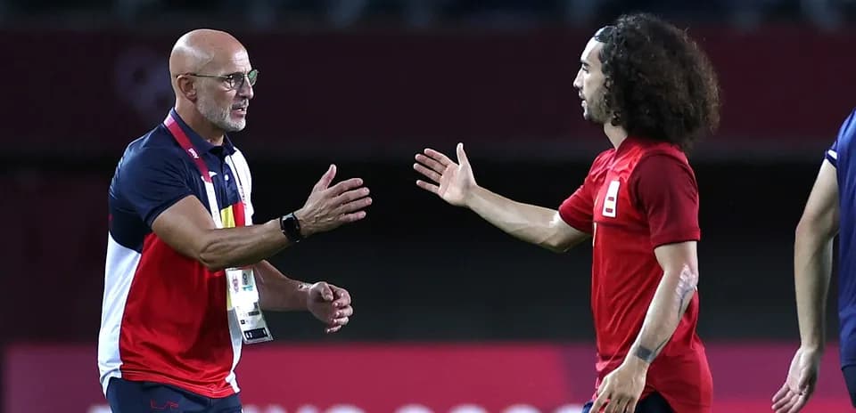 Entrenador saludando a jugador en el campo