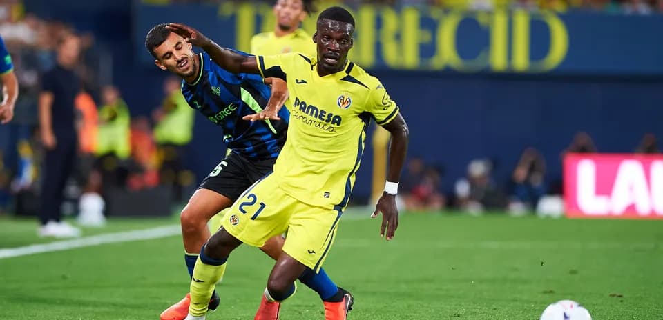 Jugador de Villarreal esquivando a rival en el partido