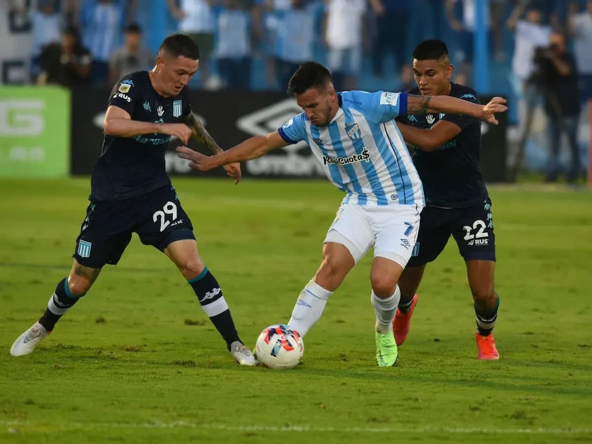 Jugadores de Racing Club y Atlético Tucumán en acción