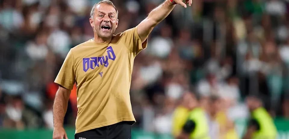 Entrenador dirigiendo a su equipo durante el partido