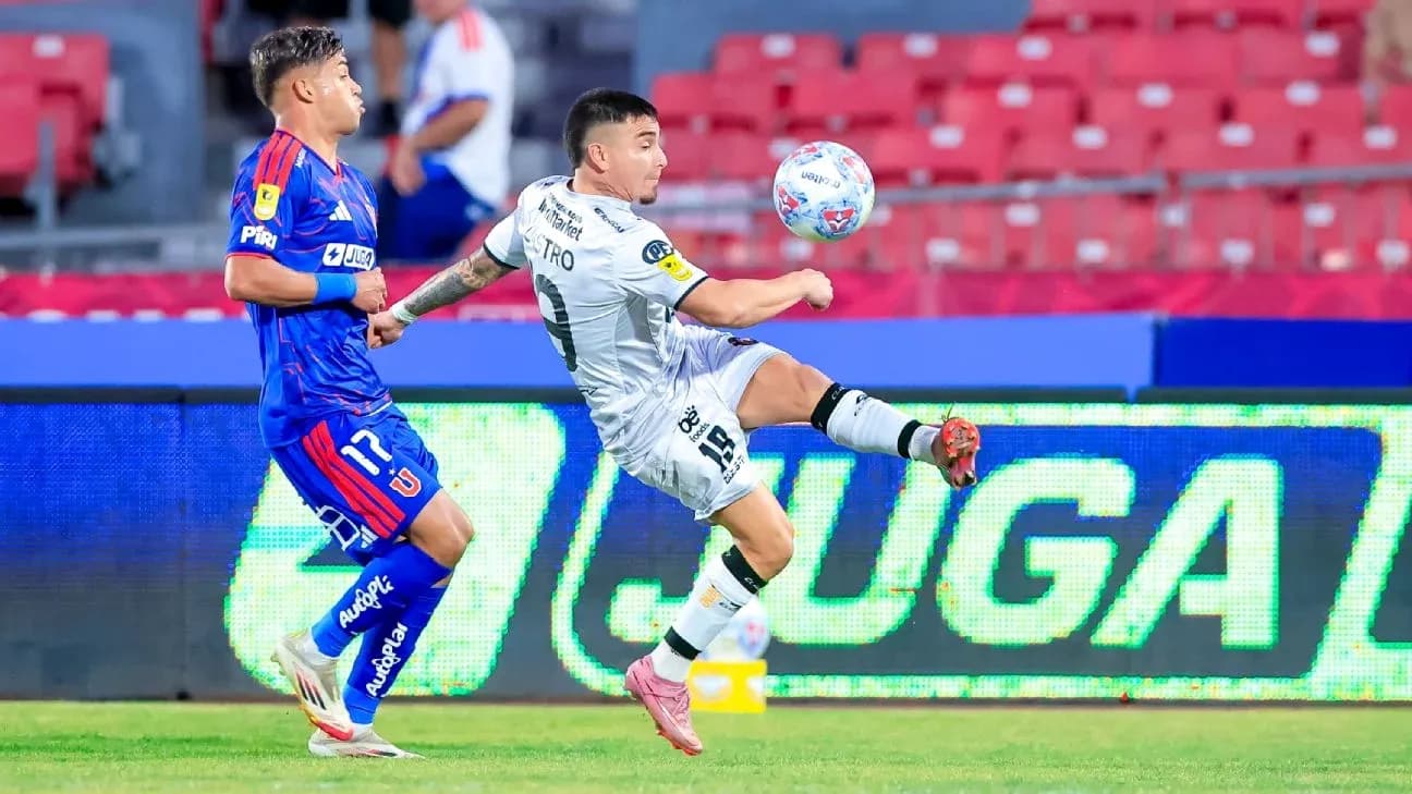 Jugador de Deportes Limache en acción contra Universidad de Chile