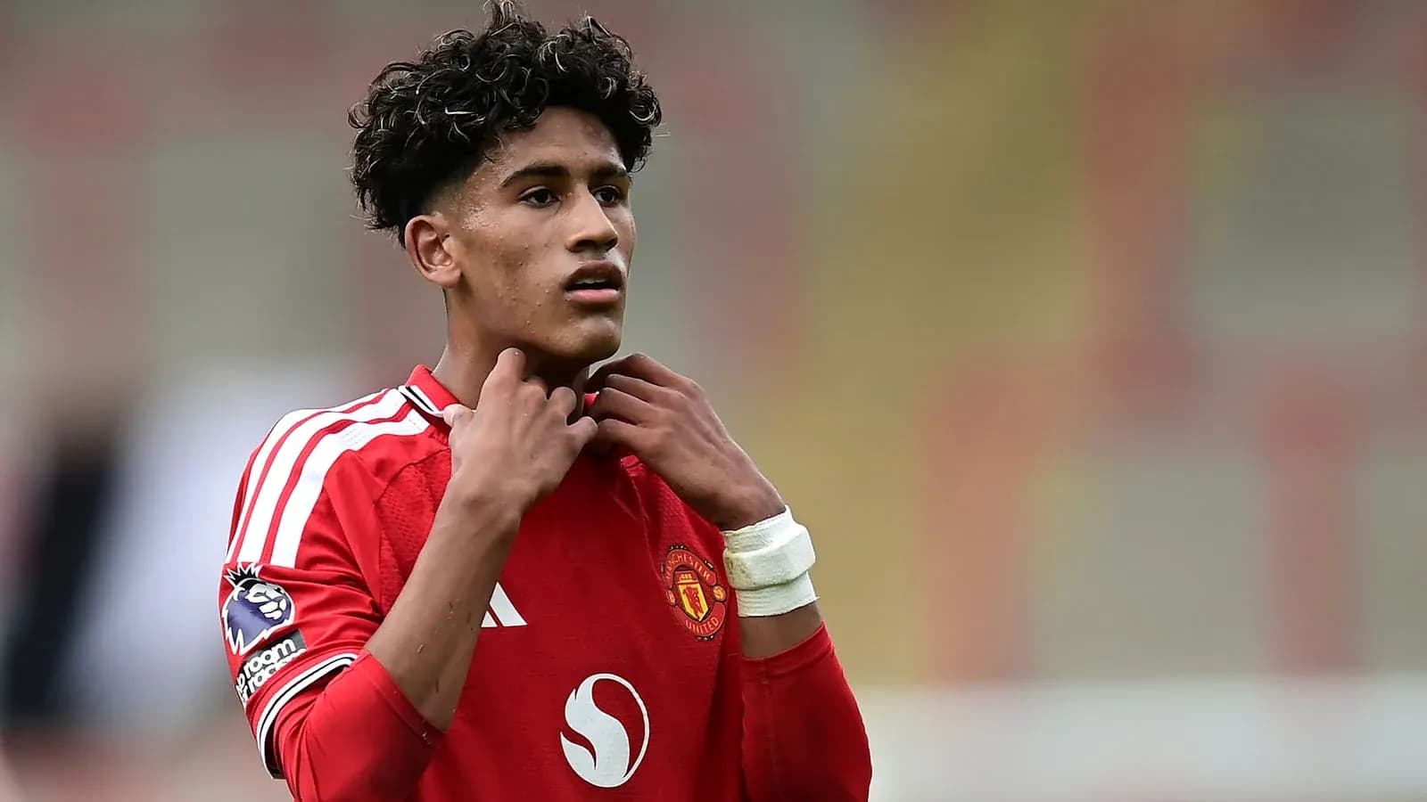 Jugador de Manchester United ajustando su camiseta