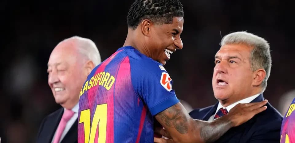 Jugador sonriendo durante presentación con directivos