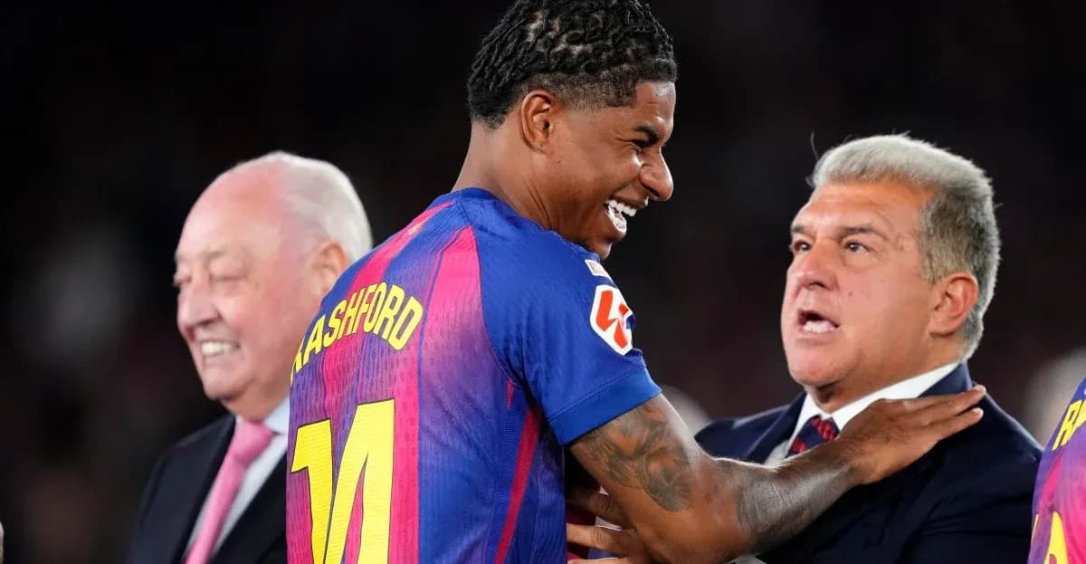 Jugador sonriendo durante presentación con directivos