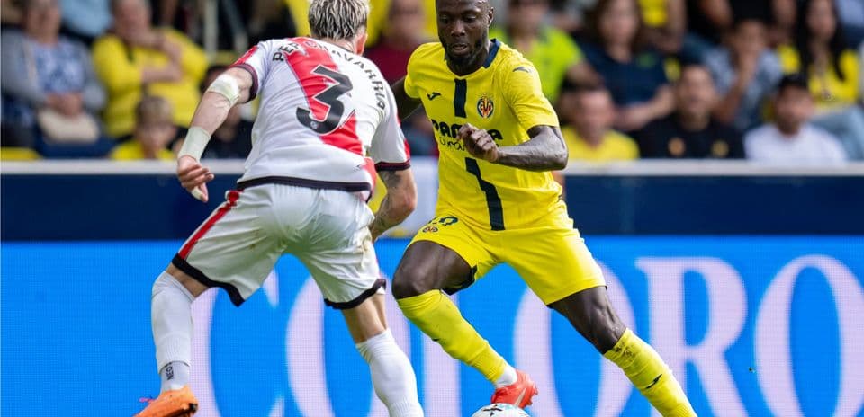 Jugador de Villarreal driblando a defensor de Rayo Vallecano