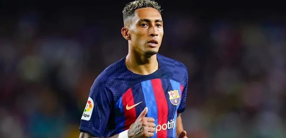 Jugador de Barcelona corriendo en el campo de juego