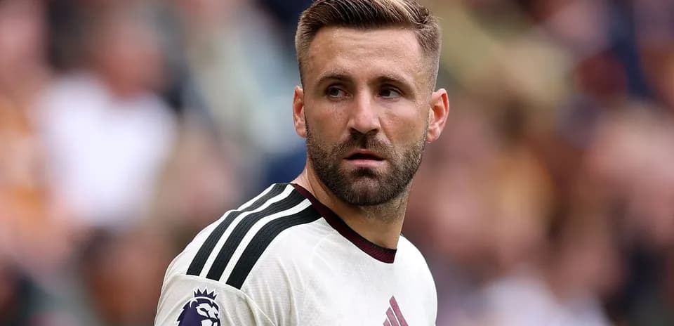 Jugador con camiseta del Manchester United en el campo