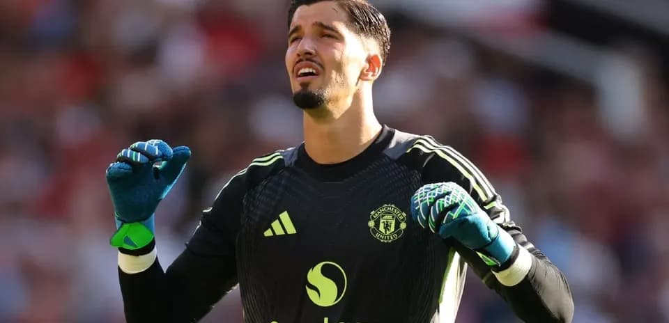 Portero de Manchester United levantando los brazos en señal