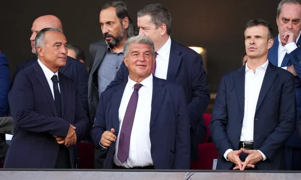 Directivos observando un partido desde el palco