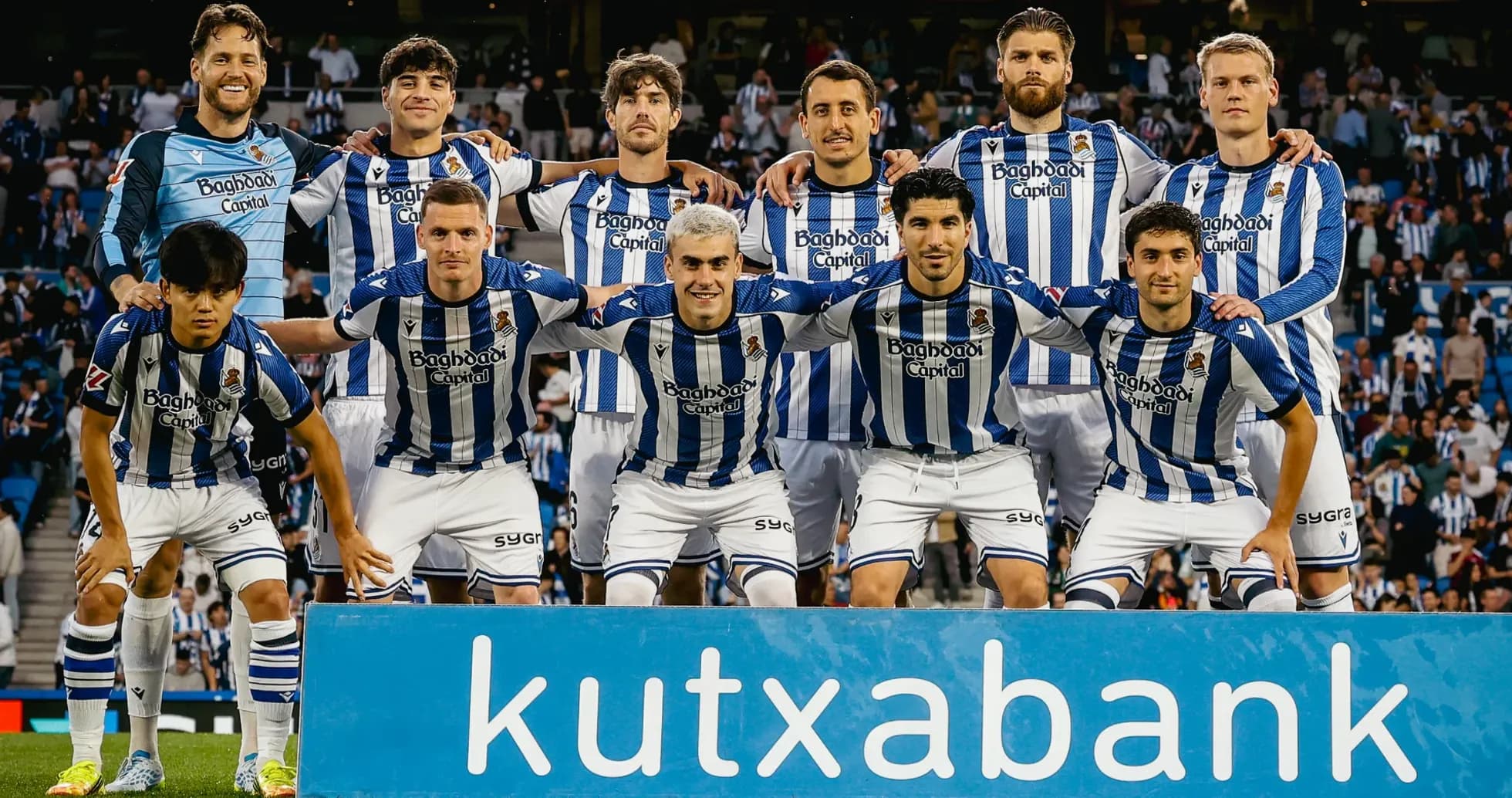 Jugadores de la Real Sociedad posando en el estadio