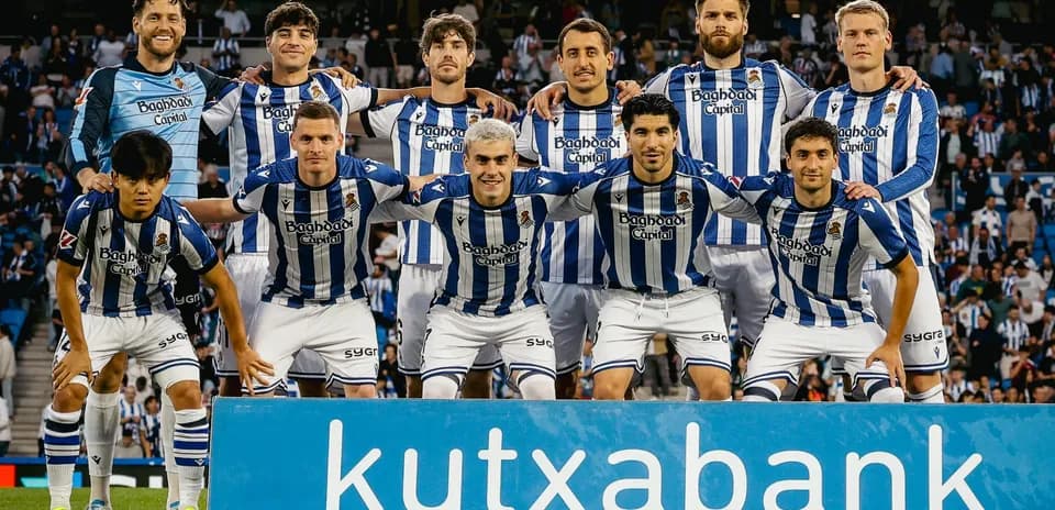 Jugadores de la Real Sociedad posando en el estadio