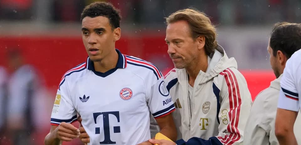 Jugador de Bayern Múnich siendo atendido por el entrenador