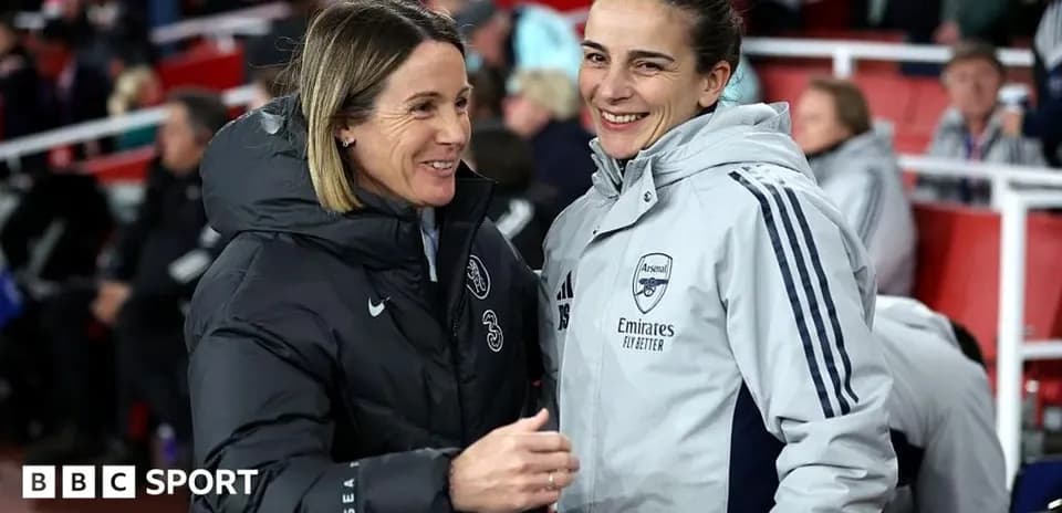 Entrenadoras de Chelsea y Arsenal conversando en el banquillo
