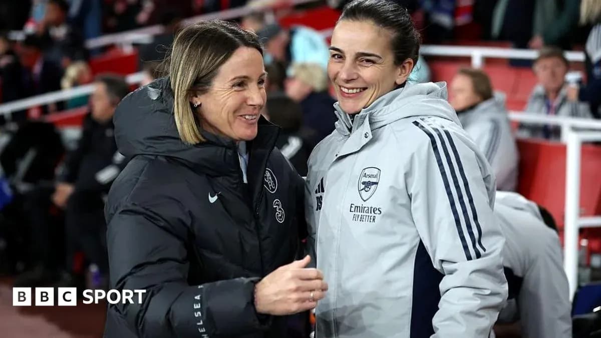 Entrenadoras de Chelsea y Arsenal conversando en el banquillo