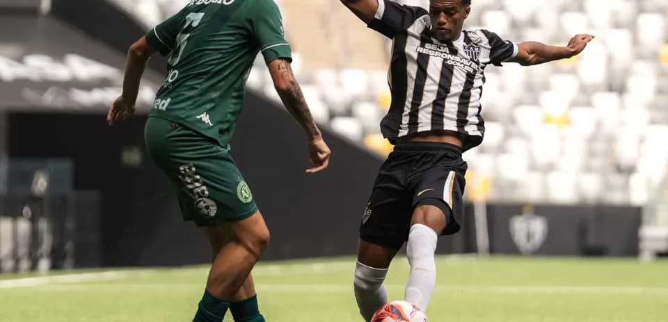 Jugadores de Atletico-MG y Chapecoense en acción
