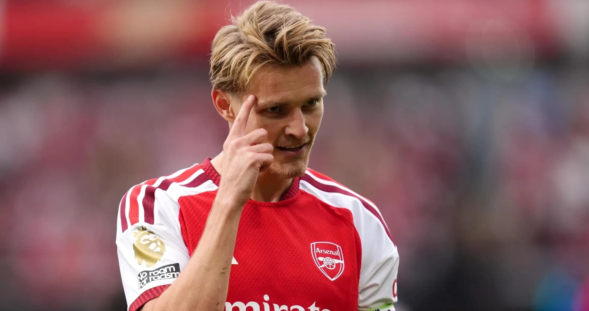 Jugador de Arsenal señalando durante el partido