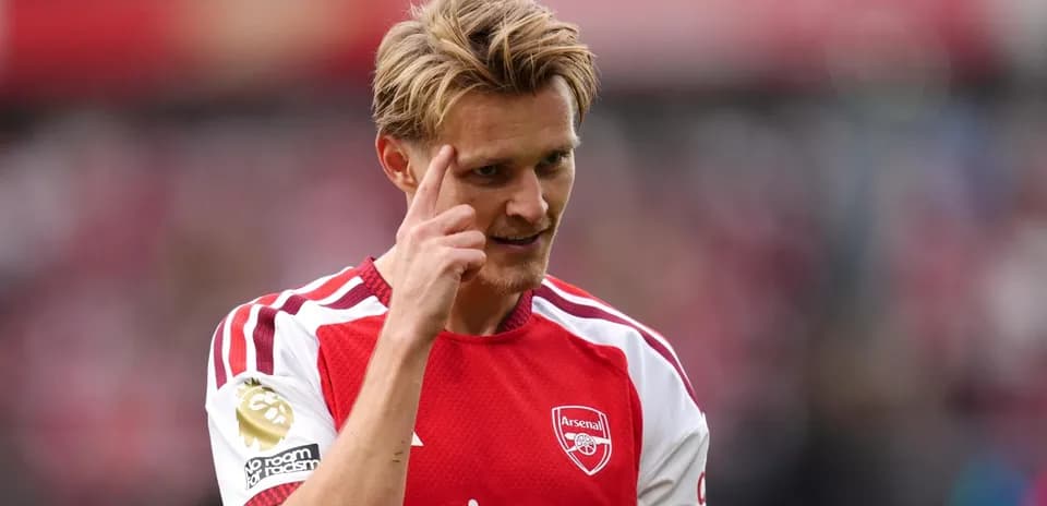 Jugador de Arsenal señalando durante el partido