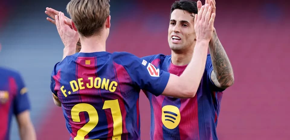 F. De Jong y compañero celebrando un gol