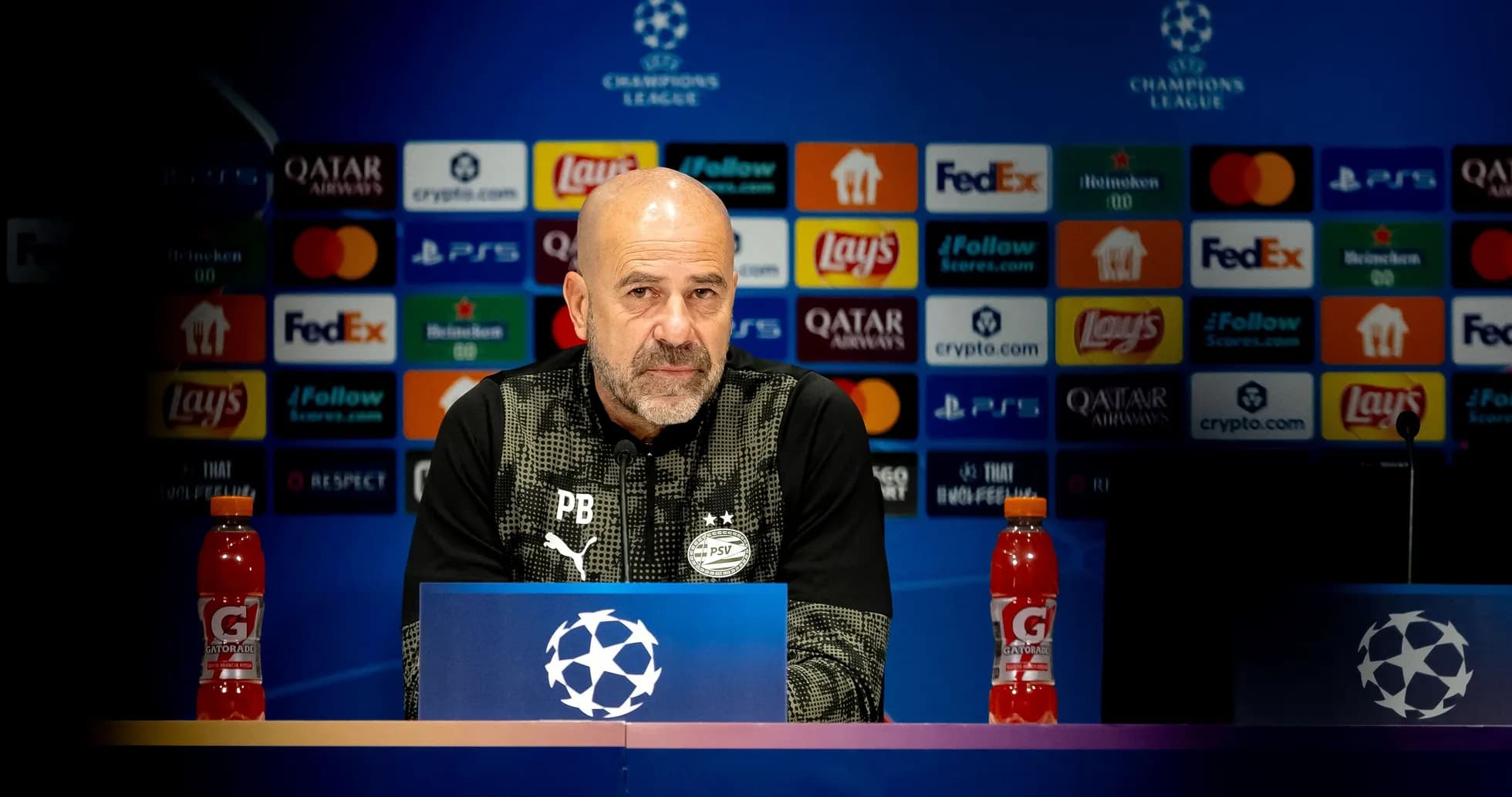 Entrenador en rueda de prensa de la Champions League