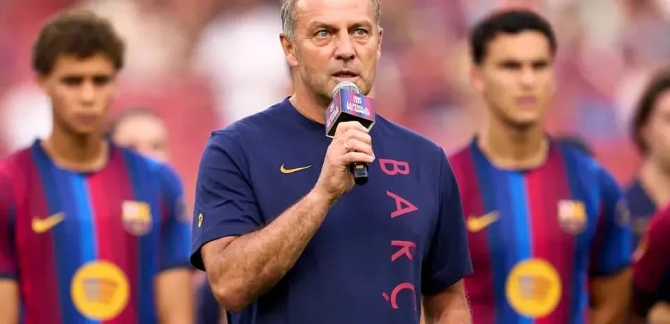 Entrenador hablando en evento con jugadores del Barça
