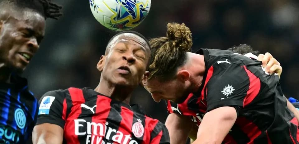 Jugadores de AC Milan e Inter luchando por el balón