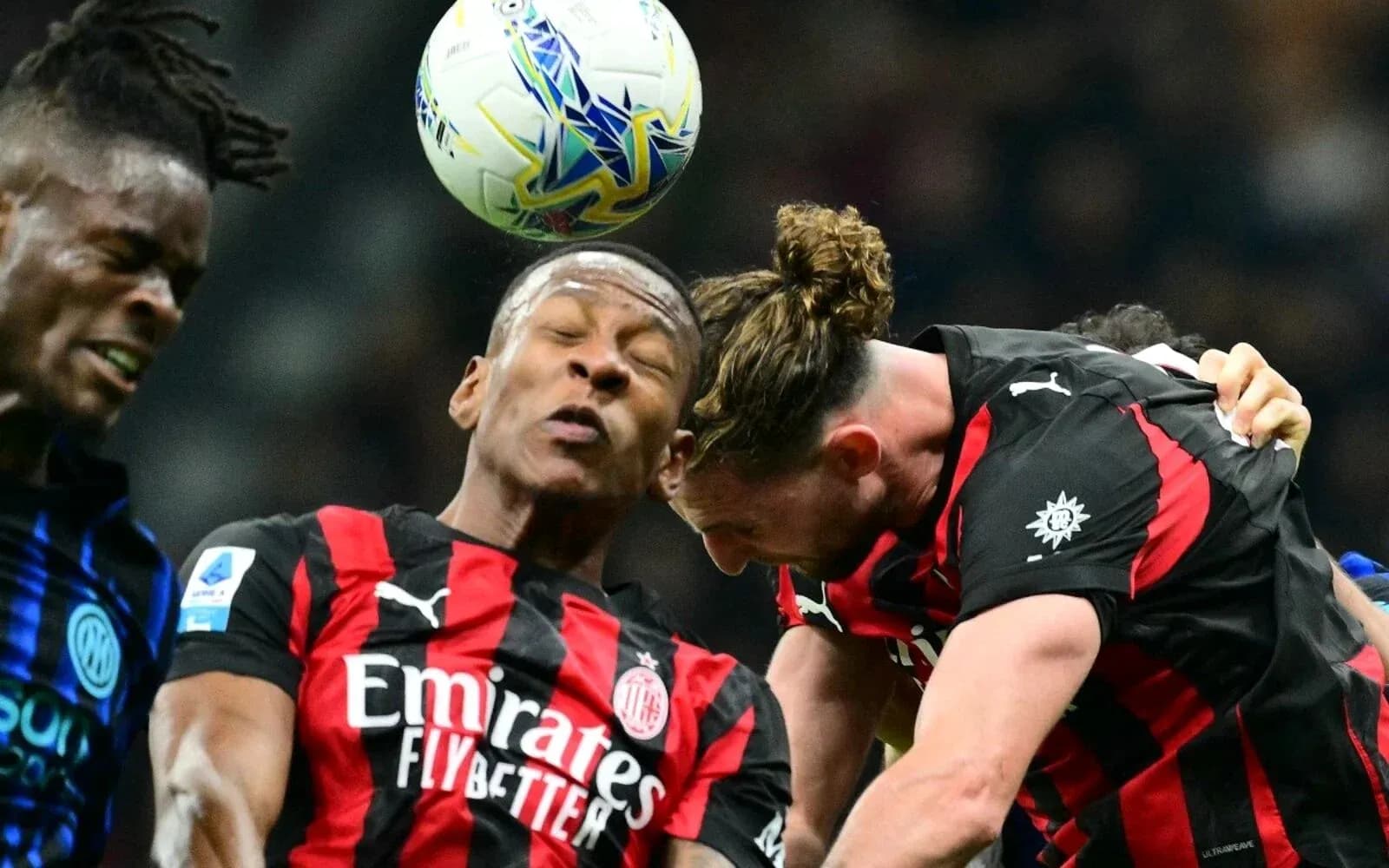 Jugadores de AC Milan e Inter luchando por el balón