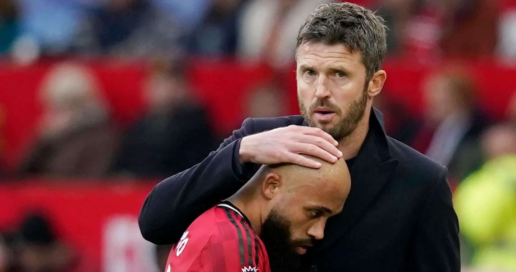 Entrenador consolando a jugador en el campo
