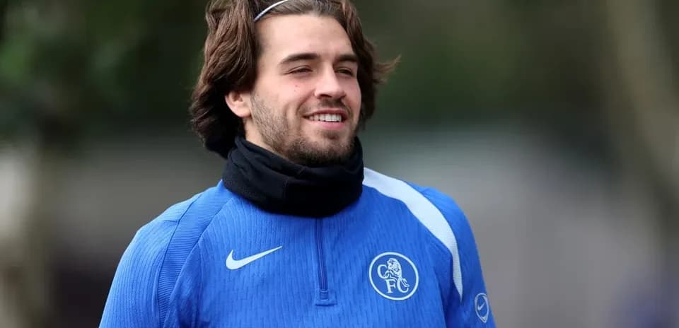 Jugador sonriente durante entrenamiento en campo