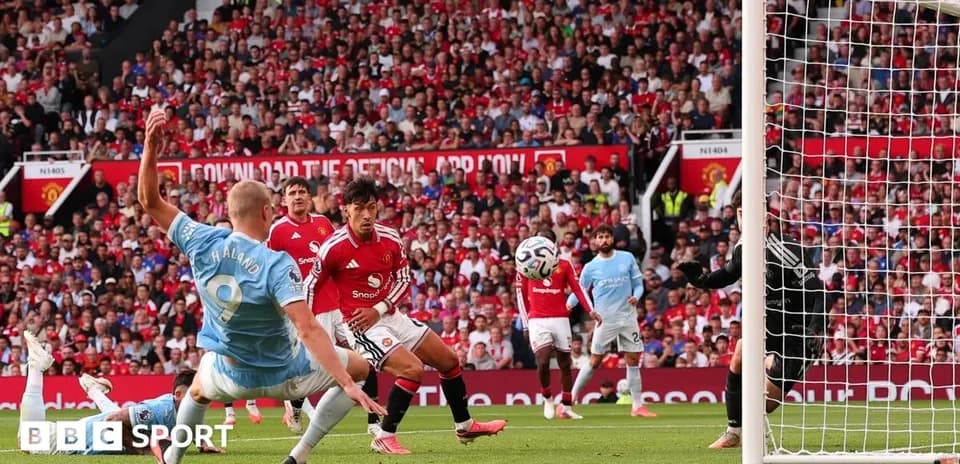 Jugadores de Manchester City y Manchester United en acción