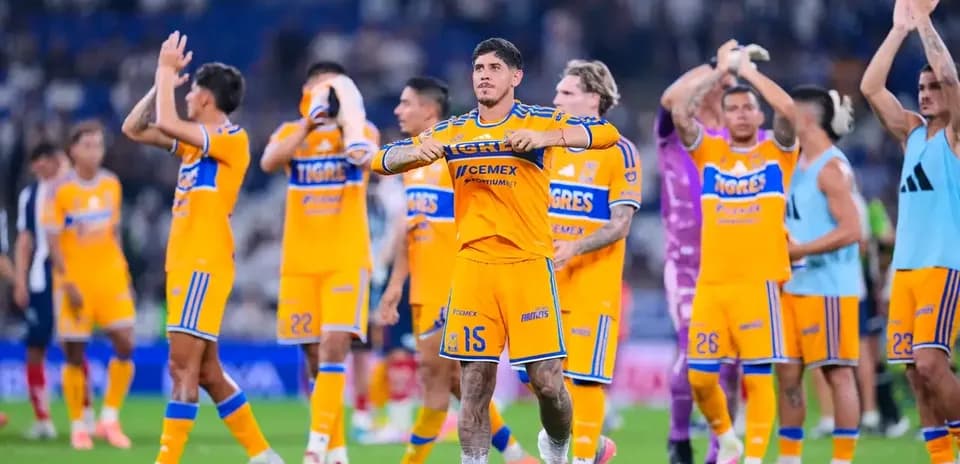 Jugadores de Tigres UANL celebrando en el campo