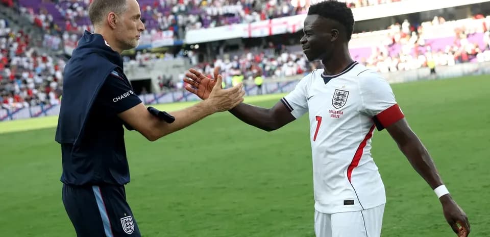 Entrenador y jugador saludándose tras el partido