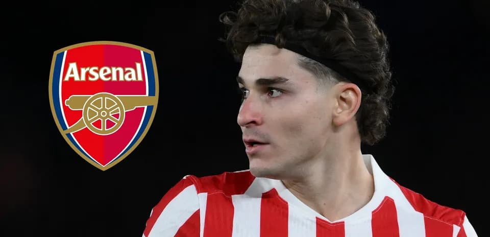 Jugador de Arsenal en uniforme de rayas rojas y blancas
