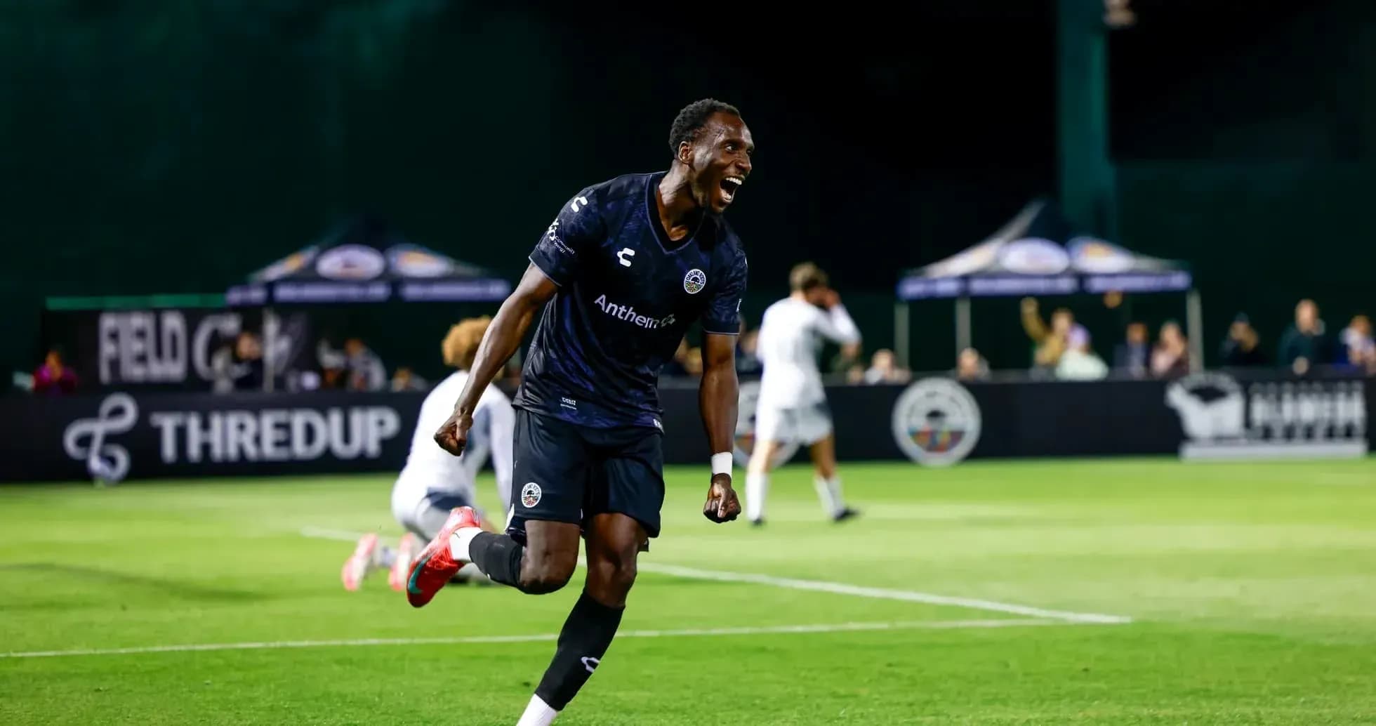 Jugador celebrando un gol en el partido