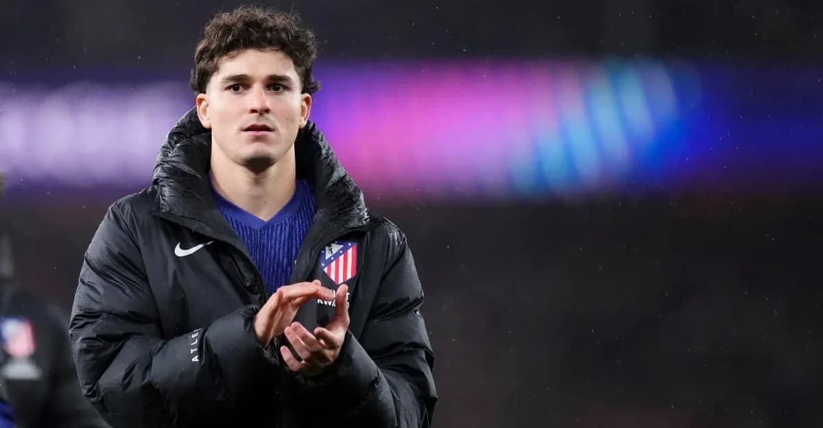 Jugador de Atlético de Madrid aplaudiendo en el campo