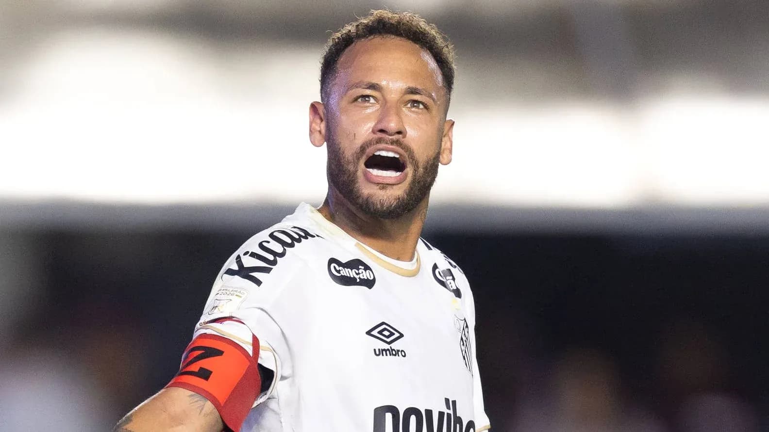 Jugador celebrando con camiseta de Santos FC