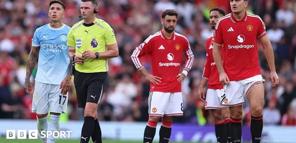 Jugadores de Manchester United y árbitro durante el partido