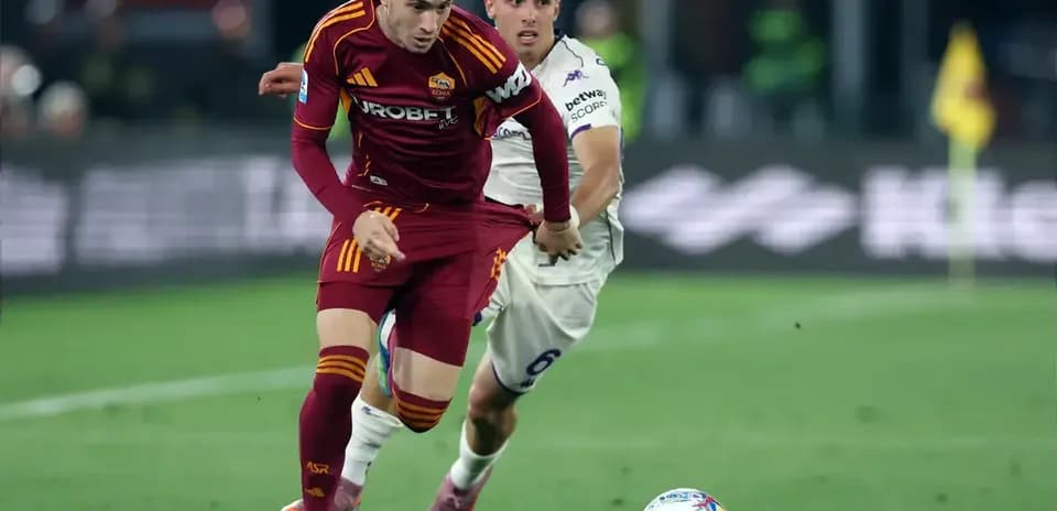 Jugador de la Roma avanzando mientras es marcado