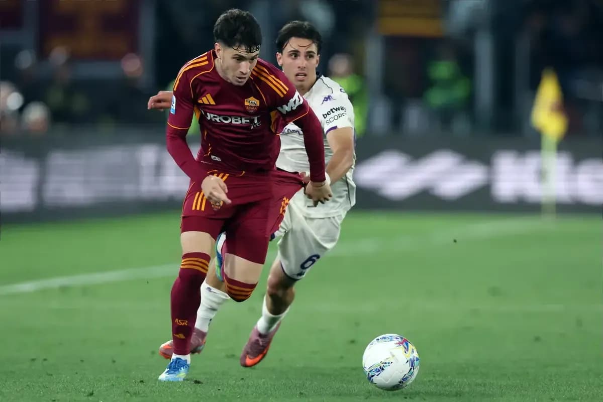 Jugador de la Roma avanzando mientras es marcado